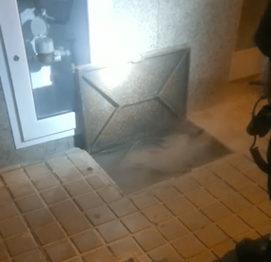 El humo empezó a salir por las cajas de registro y arquetas / TA